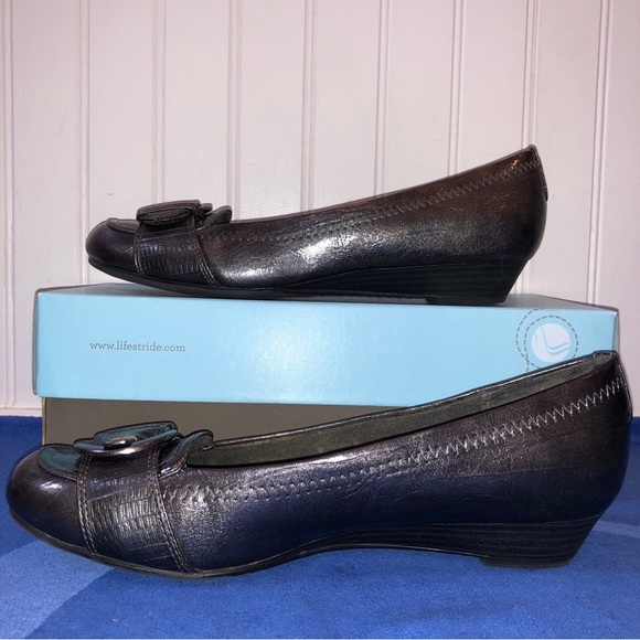 LifeStride Gray Silver 7.5 Slip-On 1” Wedge Flats w/Texture Buckle Margot Patent - Picture 5 of 8